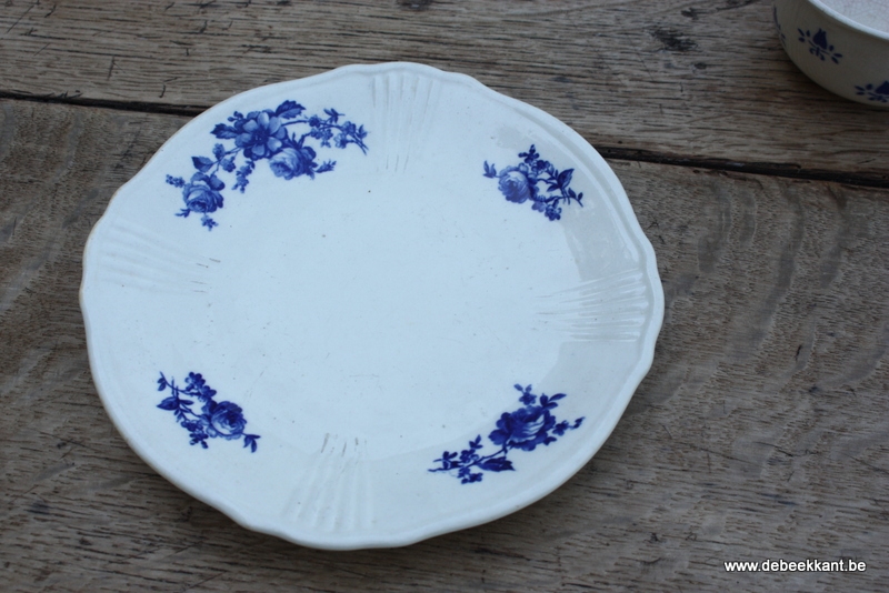 Antiek bord cream blauwe bloemen